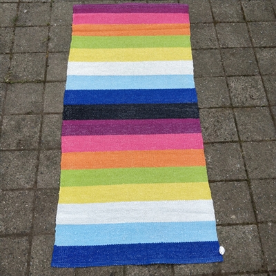 regnbue farvet stribet retro plastik svensk kludetæppe